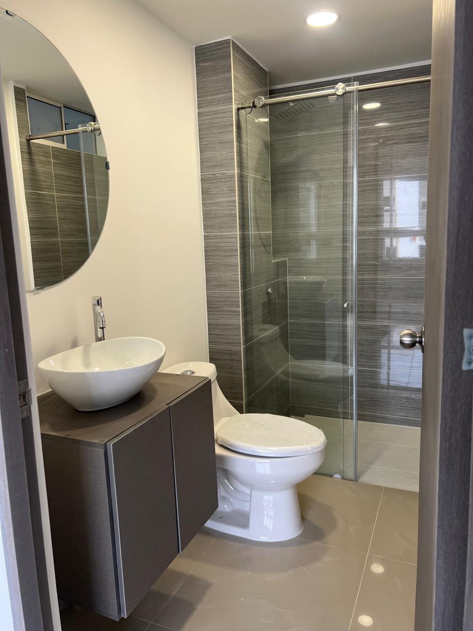 Baño premium con espejo redondo