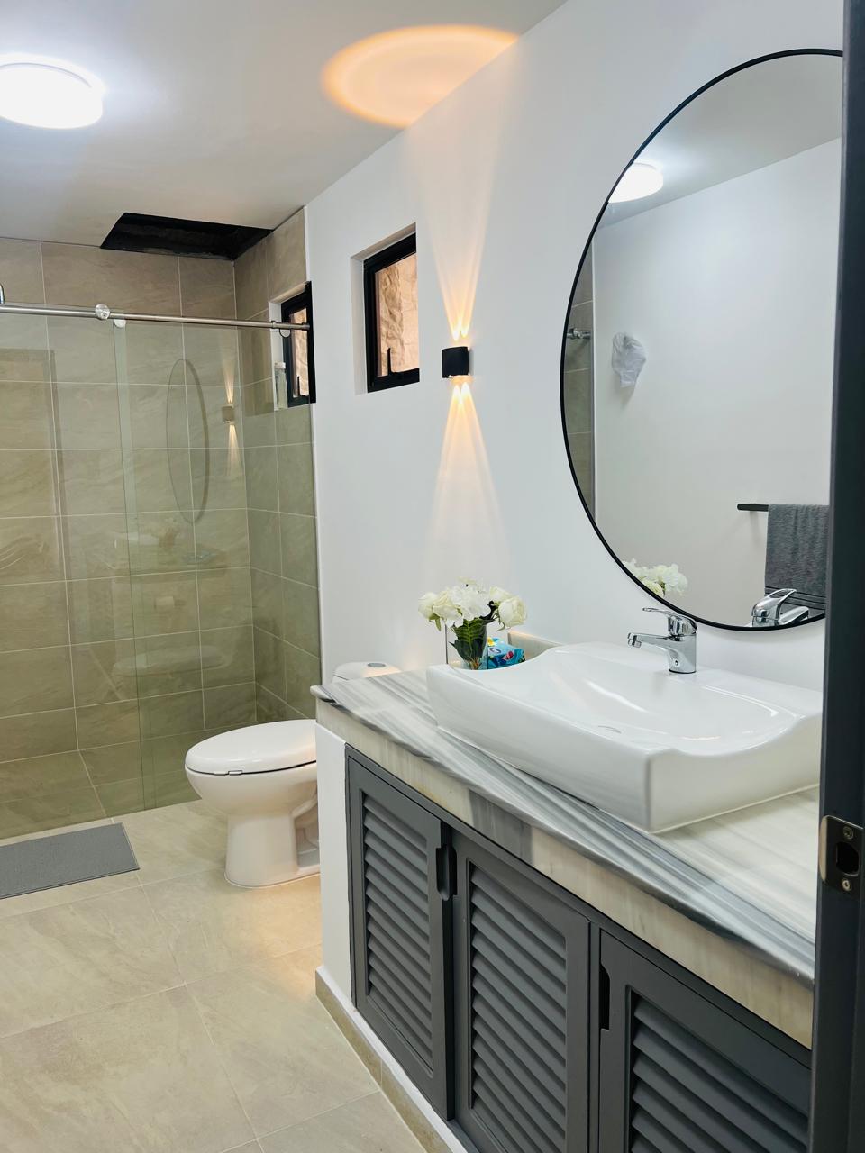 Baño elegante con mueble de lamas